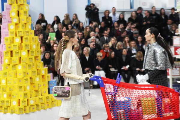 chanel-shopping-center-PFW-fw-14-19-600x399